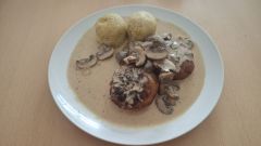 Frikadellen mit Pilzrahm